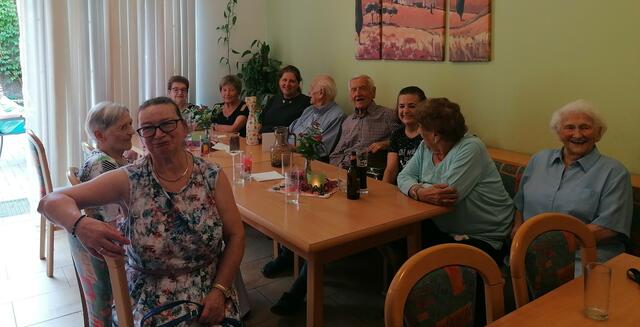 Gut gelaunte Bewohner und Betreuer beim Sommerfest.