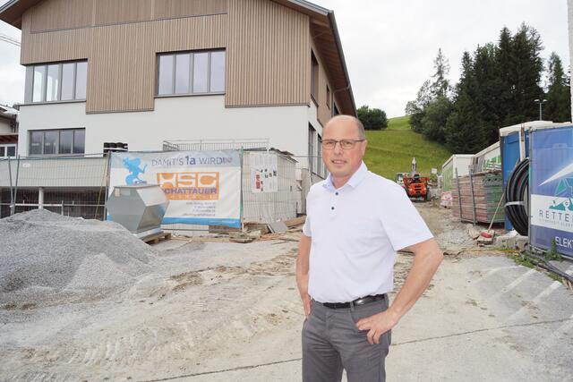 Im Hintergrund die neue Volksschule mit Kindergarten.