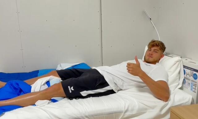 Christopher Rothbauer testet die Kartonbetten im olympischen Dorf.