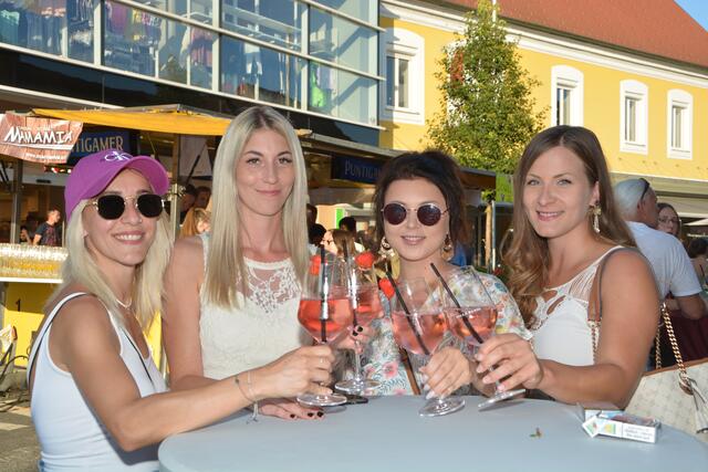 Prost: In Feierlaune zeigten sich die Besucher in der Fürstenfelder Hauptstraße.