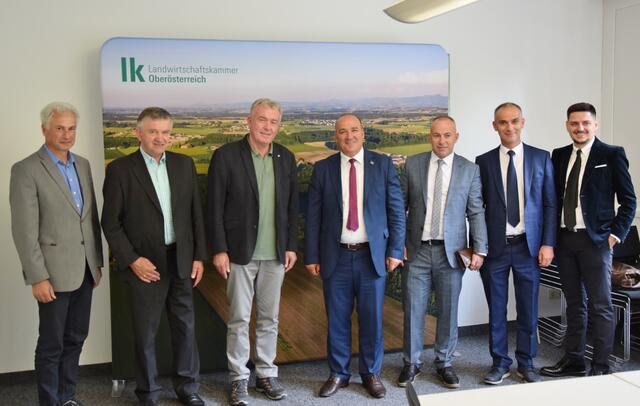 Von links: Josef Mair, Johann Großpötzl und Karl Keplinger vom Unabhängigen Bauernverband beim
Meinungsaustausch mit Shpejtim Bulliqi, Bahri Selimi, Driton Veliu und Shkelzen Sinani (Dolmetscher) aus dem Kosovo. | Foto: UBV
