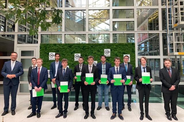 Von links: Vorsitzender Christoph Meisinger, Felix Peinbauer, Fabian Eder, Fabian Lesslhumer, Severin Eichlberger, Fabian Lanzerstorfer, Niklas Höglinger, Michael Schenk, Niklas Pferscher, Daniel Altrichter, Matthäus Stumptner und Püfer Stefan Feldler.