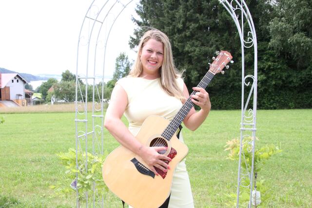 Melanie Lerchner ist freie Rednerin, freie Theologin und Sängerin. Die Neumarkterin hat es sich zur Lebensaufgabe gemacht, berührende, individuelle, herzliche, humorvolle und gesegnete Zeremonien nach den jeweiligen Herzenswünschen zu gestalten.