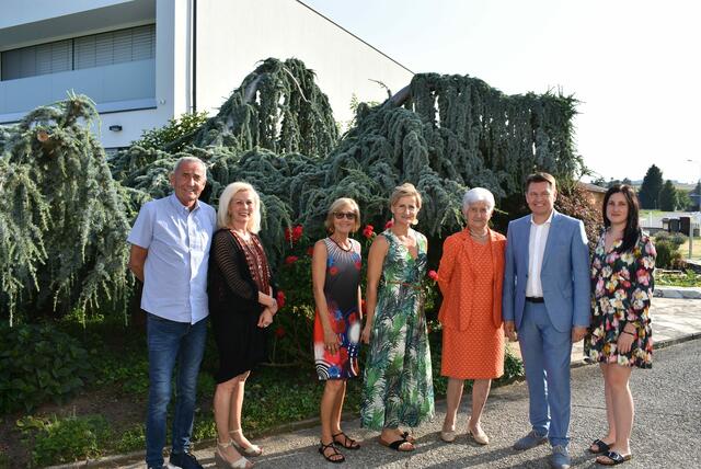 Sohn Franz Resch, Vizebügermeisterin Birgit Grafl, Schwiegertochter Liane Resch, Schwiegertochter Hildegard Resch, Geburtstagskind Emilie Resch, Bürgermeister Erich Trummer und Enkelin Hildegard Domnanich;