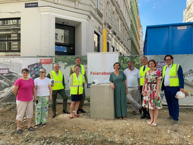 Beim ersten Hissen der "Feierabend-Fahne" waren alle dabei: Kaufleute, Agenda, Politik, Wirtschaft, Wiener Linien und Baufirmen.