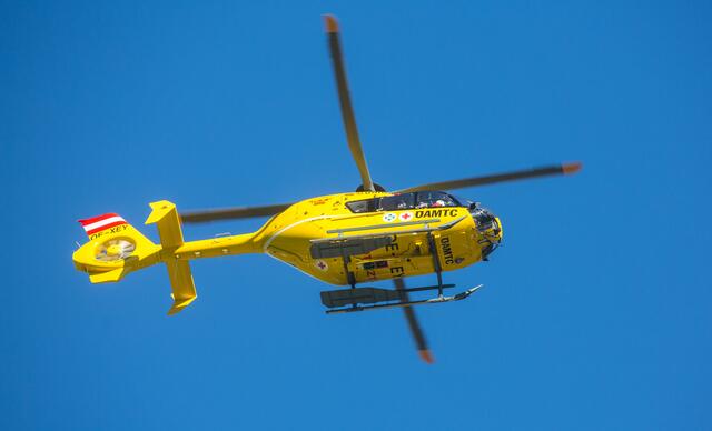 Nach einem Unfall mit einem Einachsschlepper wurde ein 76-Jähriger schwer verletzt in das BHK Lienz geflogen.