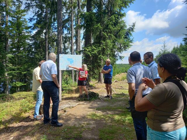 Moore sind ein faszinierender Lebensraum und schützenswert. Hier eine Moorführung im Tanner Moor. | Foto: MVA