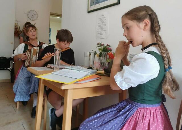 Christl Flegel auf der Knopferlharmonika und Lena und Friedrich mit ihren Seitelpfeiffen.