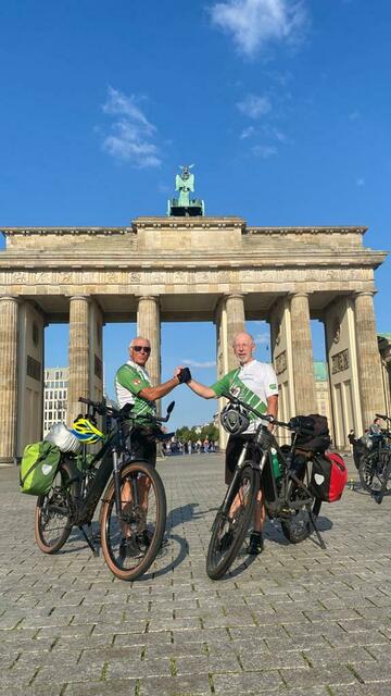 Ein Highlight: das Radler-Duo vor dem Brandenburger Tor | Foto: kk