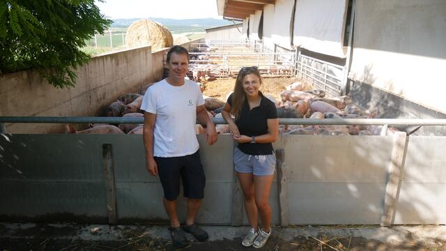 Bio-Bauer Christian Prünner mit seiner Tochter Julia Prünner beim Schweinestall in Pöttsching