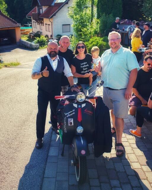 Markus Mayer, Obmann Vespa Club United Scooters Heinz Schmutzhart, GGR Anita Fisselberger und Bürgermeister Michael Göschelbauer