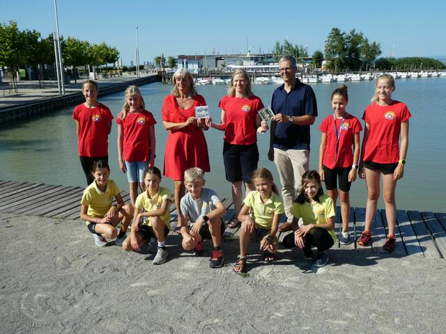 Gestern übergaben die Kinder CDs an Vertreter der Neusiedler Gemeindepolitik.
hintere Reihe: Leonie, Johanna, Böhm, Tschida, Halbritter, Julia, Clara, vordere Reihe: Greta, Stella, Clemens, Anna Elisa, Annika