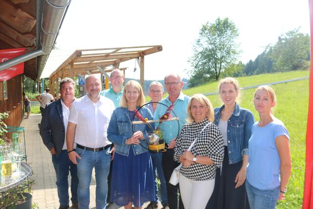 Besuch auf der Stoaninger-Alm in Schönau:
Fraktionsobmann Johann Wittinghofer, Vizebürgermeister und Parteiobmann Harald Ebner, Bezirksparteiobmann Bgm. Josef Naderer, LHStv. Christine Haberlander, Seniorenbundobmann Franz Klinger, Bürgermeister Herbert Haunschmied, BR Johanna Miesenberger, Abg. z. NR Johanna Jachs und Tanja Wiesinger (v. li.).