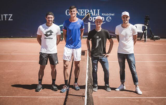 Tennis meets Wintersport: Lucas Miedler und Alexander Erler (li.) mit Johannes Lamparter und Lukas Greiderer. | Foto: Mia Knoll