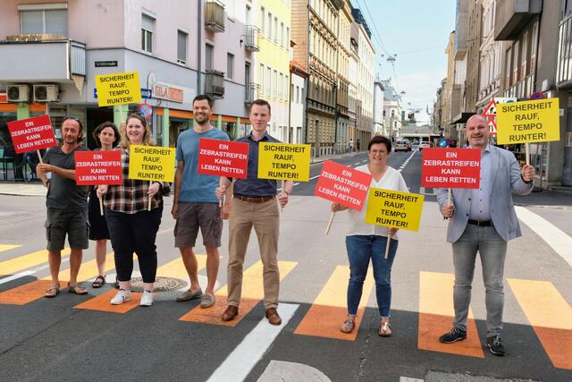 Die Mitglieder der SPÖ Linz Innenstadt fordern die Umwandlung des provisorischen Zebrastreifens in der Humboldstraße in einen fixen. Laut Vizebürgermeister Markus Hein sei das aber rechtlich nicht möglich.