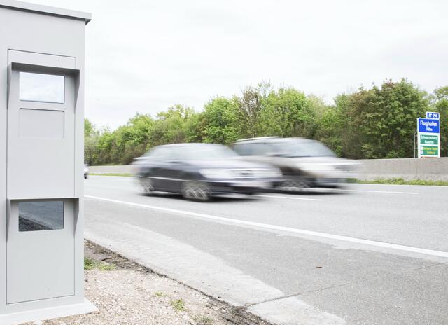 Wenn man Raser auf der Straße hinter sich bemerkt, sollte man laut der Expertin selbst defensiv fahren, die Raser vorbeilassen, keine Erziehungsmaßnahmen setzten, nicht provozieren, sich das Kennzeichen merken und die Polizei verständigen. | Foto: Neumayr/MMV