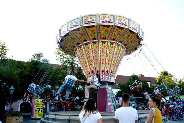 Mit Karussell, Ringelspiel, Zuckerwatte und Co. wurde der Hauptplatz zum Jahrmarkt.