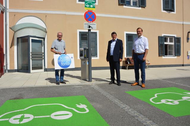 Bürgermeister Franz Jost, Stadtwerke-Direktor Franz Friedl und KEM-Manager Joachim Friessnig, vor der neuen E-Ladestationen am Augustinerplatz Fürstenfeld.