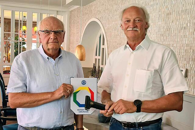 Helmut Sitter mit Michael Schwarz. | Foto: Rotary Club Gmunden