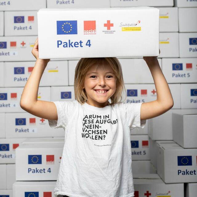 Die Pakete zum Schulstart werden über das Rote Kreuz verteilt. Alle berechtigten Familien erhalten von der Landesregierung ein Schreiben mit allen Informationen.