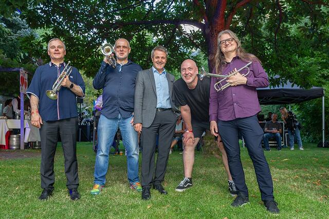 Markus Finkler (Solotrompeter der Magdeburgischen Philharmonie), Peter Oswald (Blechblosn), Helmut Rainer (Sparkasse Schwaz), Thorsten Wilrodt und Franz Hackl im Park der Sparkasse Schwaz.