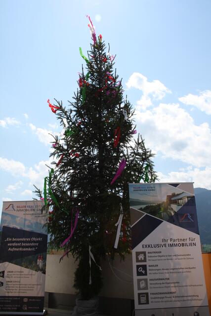 Gleichenfeier: Ein Christbaum schmückt den Rohbau | Foto: RMK