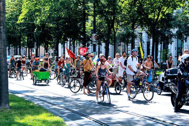 Schon in der Vergangenheit haben die Aktivistinnen und Aktivisten Demos für eine bessere Radinfrastruktur in Wien organisiert. | Foto: Radeln for Future