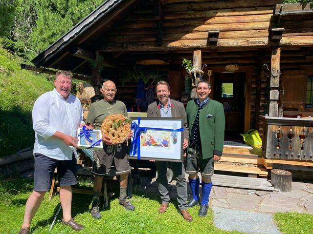 80: Josef Jury, Erwin Angerer und Christoph Staudacher feierten mit Rudi Nussbaumer dessen 80. Geburtstag.  | Foto: Neuschitzer