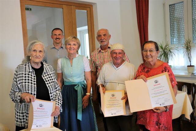 Bundesobmann Klaus Gspan, Waltraude Lechner und Otmar Wernhard vom Vorstand der Krippenfreunde Steiermark mit den Geehrten Irmgard Eixelberger sowie Sonja und Friedrich Makos.  | Foto: Edith Ertl