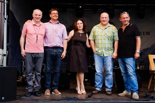 Die JazzmbH Kufstein steht für anspruchsvollen Jazz-Sound (v.l.n.r.): Florian Bramböck (Saxofon, Komposition), Artur Egger (Bass), Mili Poblete (Gesang), Klaus Steidl (Schlagzeug), Julius Lüthi (Klavier). Am 13.08. am Arkadenplatz zu hören.