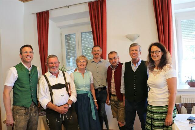 Markus Wimmer, Fritz Marx, Alois Kickmaier, Kurt Schicho und Silvia Radl von den Krippenfreunden Kaiserwald mit den Landes- und Bundesobleuten Waltraude Lechner und Klaus Gspan (beide Bildmitte)