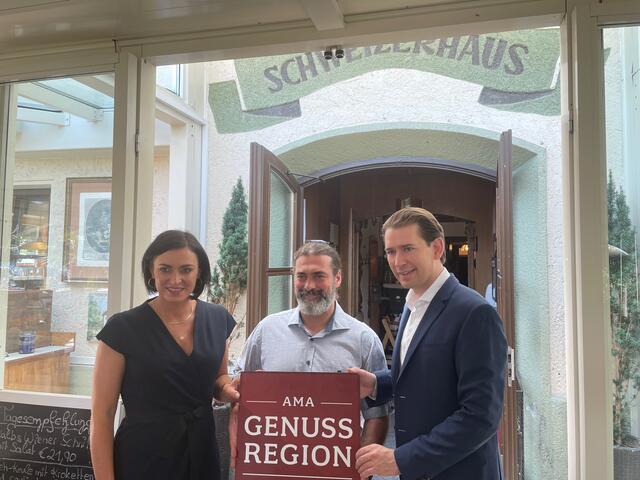 Im Schweizerhaus bekam Chef Jürgen Kruptschack das Gütesiegel der AMA-Genuss-Region verliehen.