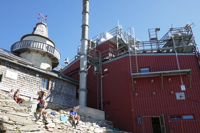 Das Sonnblick Observatorium (links der alte Turm, rechts die neue Station).  | Foto: Thomas Neuhold