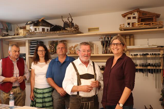 GK Birgit Stöger-Mitterecker (re) mit Mitgliedern der Krippenfreunde Kaiserwald | Foto: Edith Ertl