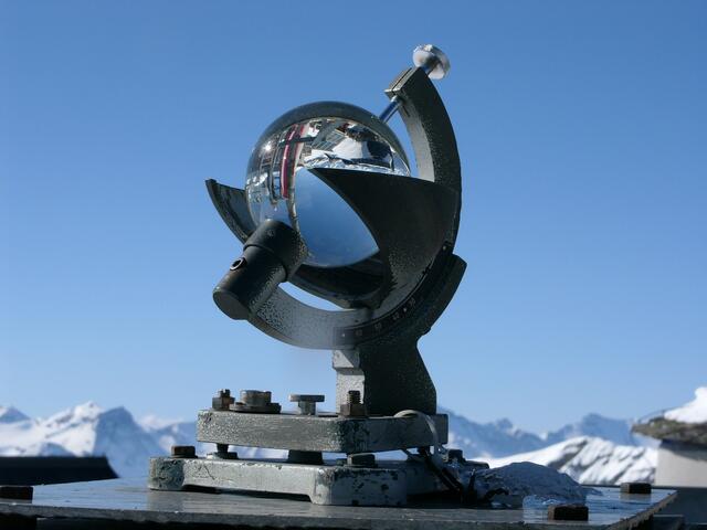 Der Heliograph diente einst zur Aufzeichnung der Sonnenscheindauer. Heute ist er ein beliebtes Fotomotiv, die Plattform des Sonnblick-Observatoriums darf freilich nur geführt und in Begleitung eines Mitarbeiters betreten werden.  | Foto: Thomas Neuhold