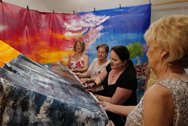 Gemeinschaftsarbeit bei der Kunstaktion in der Galerie RO34.