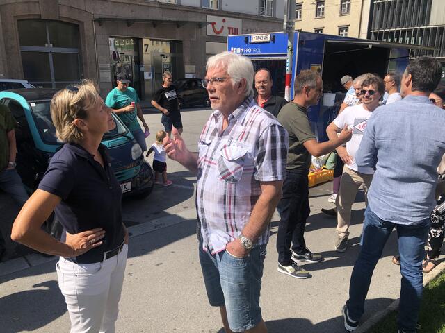 Gespräche am und übe den Bozner Platz, u. a. mit LA DI Evelyn Achhorner.