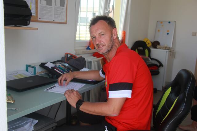 Hans Kleer arbeitet an der Taktik.