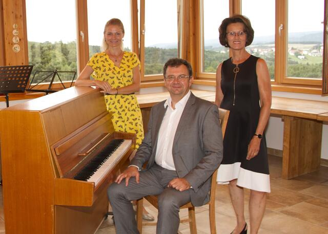 Elisabeth Pratscher-Musil, Istvan Bonyhadi und Marlene Distl arbeiteten mit den jungen Künsterinnen im "Bauerngartl" in Unterhasel/Bernstein. | Foto: Peter Seper