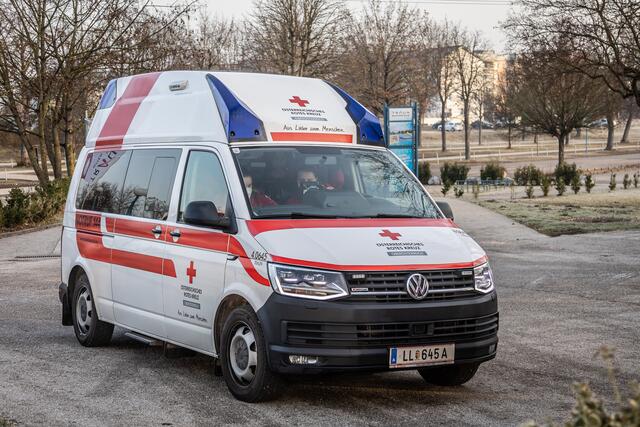 Beim Verkehrsunfall erlitten beide Personen Verletzungen unbestimmten Grades. Sie wurden ins Salzkammergut-Klinikum Vöcklabruck eingeliefert.
