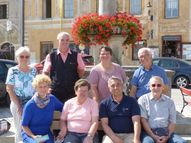 stehend v.l.: Anna Steiniger, Heinz Meyer (PfarrCaritas), Beatrix Dangl-Watko (kath. Bildungswerk), Stadtpfarrer P. Mag. Sepp Schachinger,
sitzend v.l.: GR Margit Koch, Erna Neuburger, Bgm. Georg Gilli, Otto Steininger