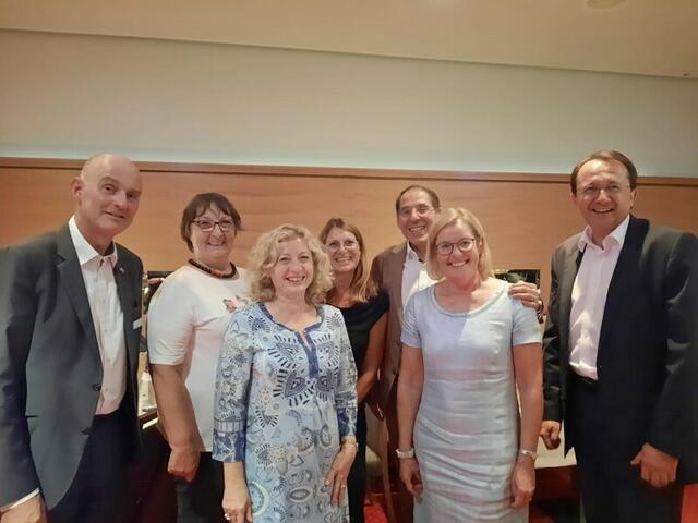 Eine kleine Delegation aus St. Pölten, bestehend aus Bundesrätin Eva Prischl, der Zuständigen für internationale Kontakte, Doris Vorlaufer, und Bürgermeister Matthias Stadler besuchte Bernhard Ilg und dessen Gattin Barbara zu seiner Ehrenbürgerverleihung. Empfangen wurde die Delegation von Heidenheims Kulturamtsleiter Matthias Jochner und Eva Enslin vom Partnerschaftskomitee.
