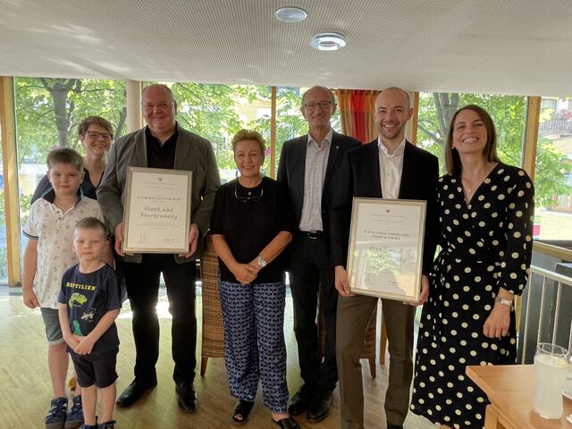 Familie Hannes Bair, Angelika Falkner, Wirtschaftslandesrat Toni Mattle, Manuel und Stephanie Falkner-Simon.