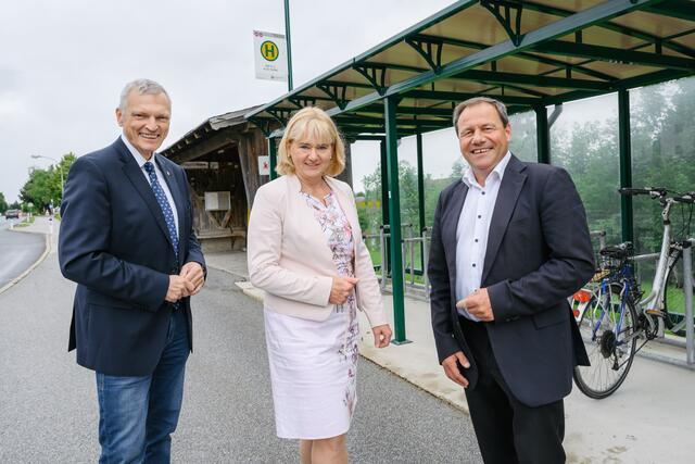 (von links): Der Landtagsabgeordnete Josef Schöchl, Landtagsabgeordnete Daniela Rosenegger und Bürgermeister der Gemeinde Hof bei Salzburg, Thomas Ließ.