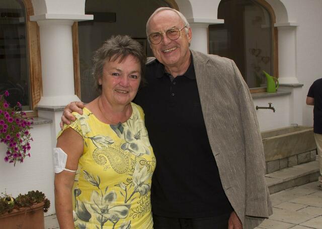 Bgm. Renate Habetler begrüßte EX-Team-Torhüter Herbert Stachowicz beim Konzert in Unterhasel. | Foto: Peter Seper