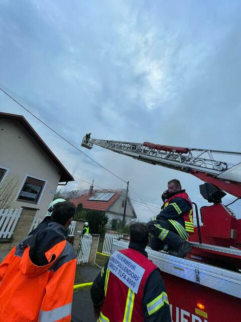 Aufgrund eines Blitzeinschlages in ein Gebäude brach ein Brand im Dachstuhl aus.