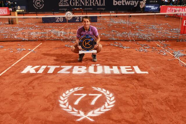 Nach echtem folgte zu Mitternacht künstlicher Konfettibänder-Regen für Sieger Casper Ruud