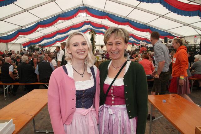 Empfingen die Gäste: Lisa und Manuela Laimer.