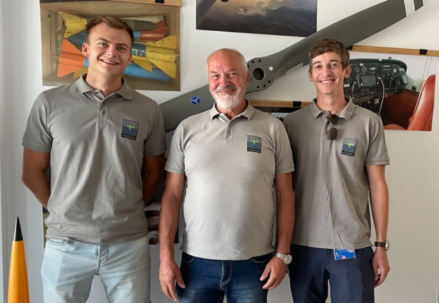 Hagelabwehr-Obmann Josef Mündler mit "seinen" beiden jüngsten Piloten : Christoph Wiedner aus Mooskirchen und Anton Fuchs aus Graz verbindet die Leidenschaft für das Fliegen und die Faszination für Wetterphänomene.