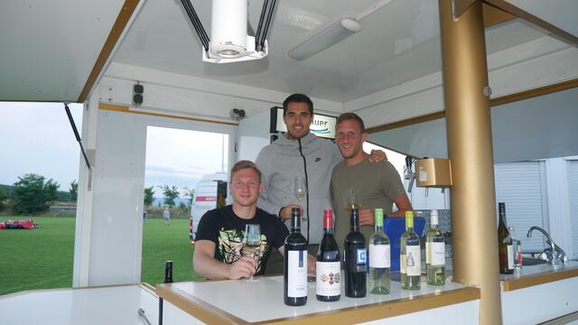 Die Spieler der Kampfmannschaft Lukas Stifter, Dejan Cosic und Marco Anderst schenkten bei der Weinbar aus.